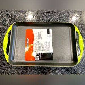 New with tag Le Crueset Cast Iron Rectangular Grill Pan
